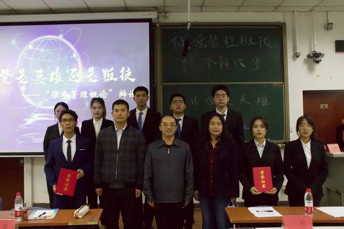 一群人站在台上演讲
描述已自动生成