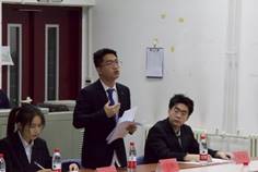 几个人在桌子前
描述已自动生成