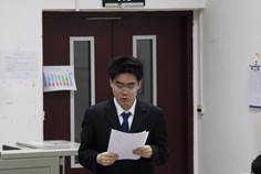 桌子前坐着穿西装的人
中度可信度描述已自动生成